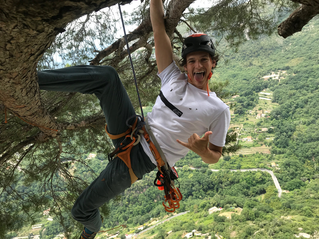 L'homme Escalade Une Haute Montagne De Danger Avec Une Corde